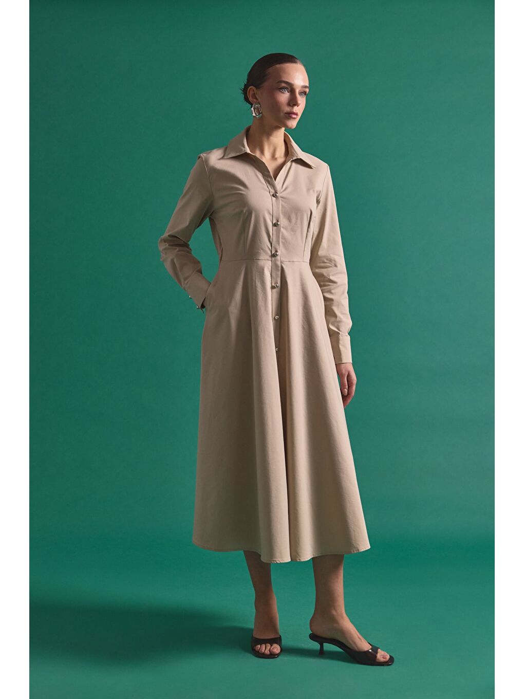 Uzun Düğme Detaylı Elbise - Bej