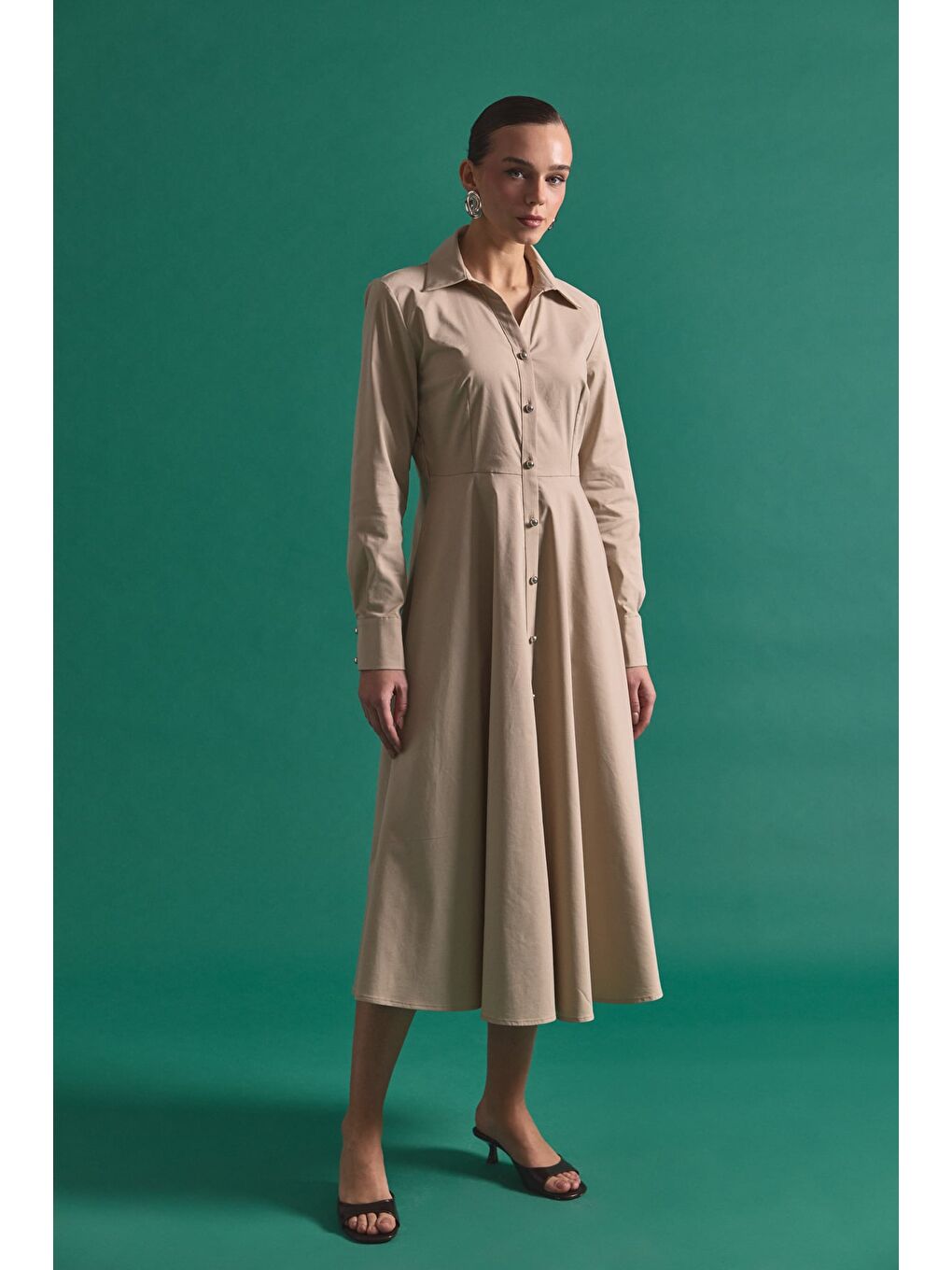 Uzun Düğme Detaylı Elbise - Bej-1