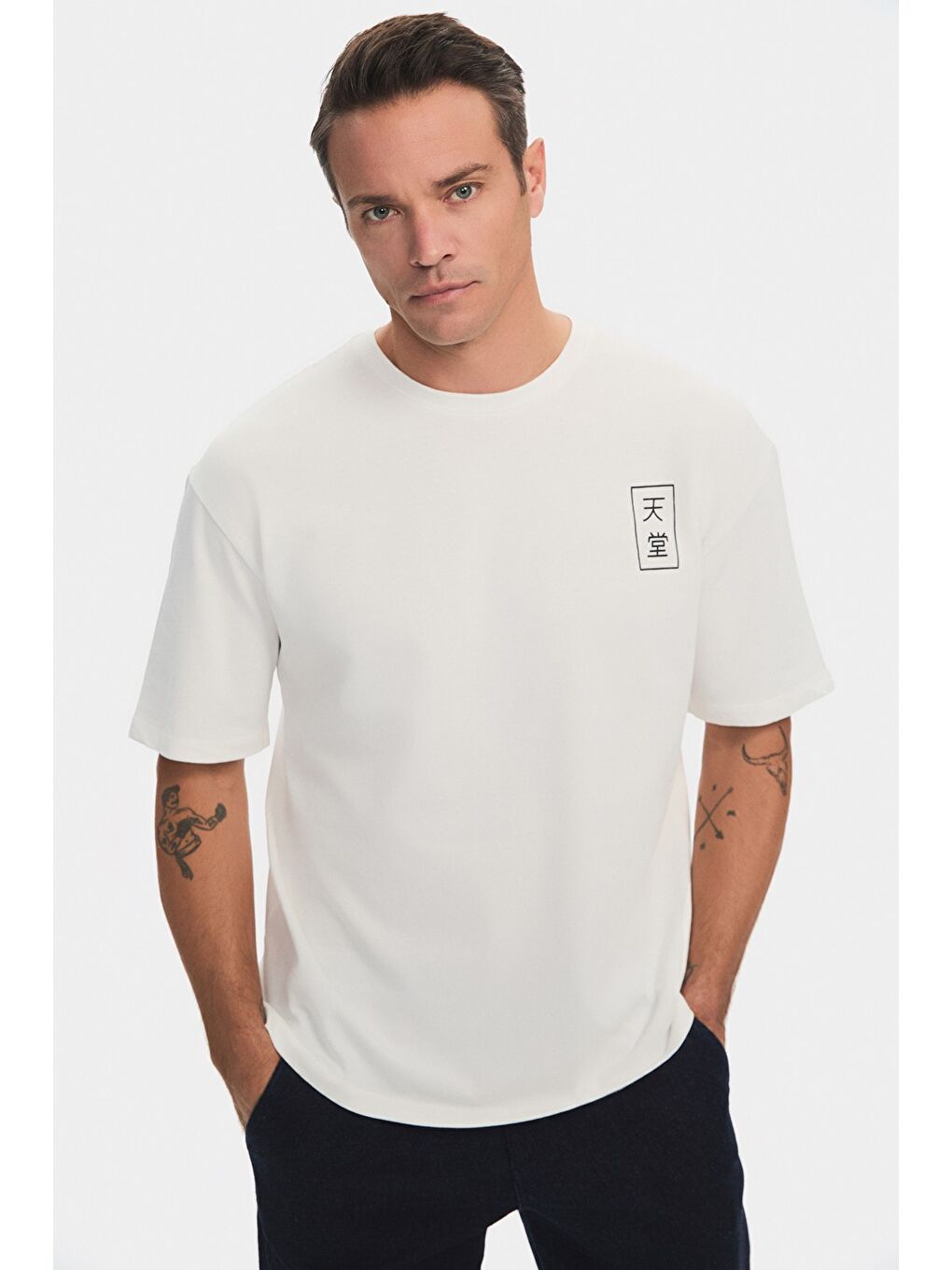 Beyaz Erkek Oversize Arka Baskılı Kalın Dokulu Tişört