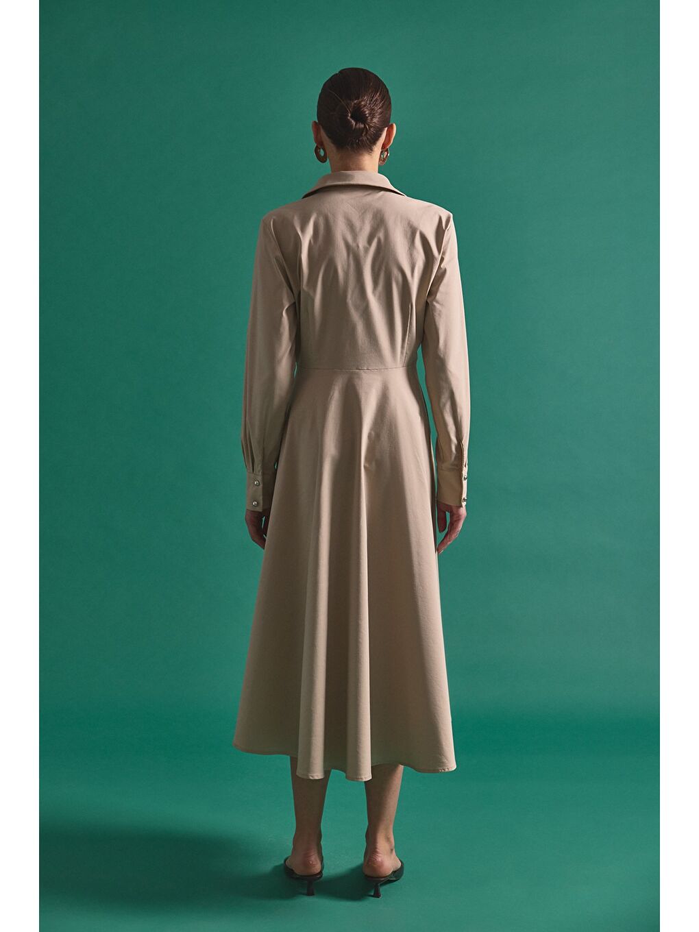 Uzun Düğme Detaylı Elbise - Bej-7