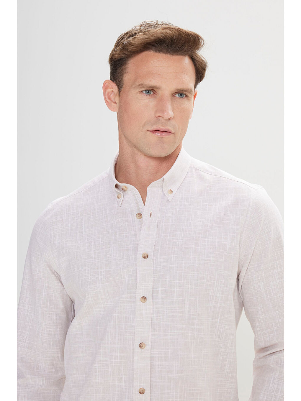 Erkek Bej Slim Fit Dar Kesim Düğmeli Yaka Keten Görünümlü %100 Pamuk Flamlı Gömlek-2