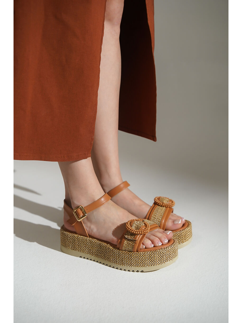 Kahverengi Vanda Ahşap Tek Tokalı Leoparlı Hasırlı Dolgu Topuklu Kadın Sandalet