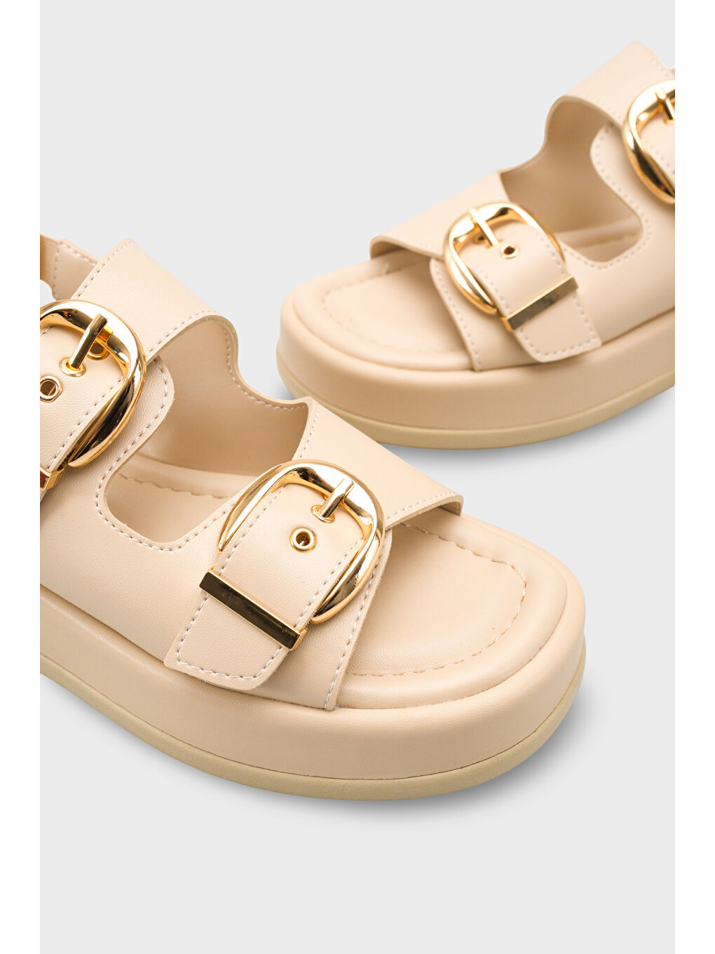 Bej Cortney Dolgu Topuklu Çift Bantlı Tokalı Kadın Sandalet-3