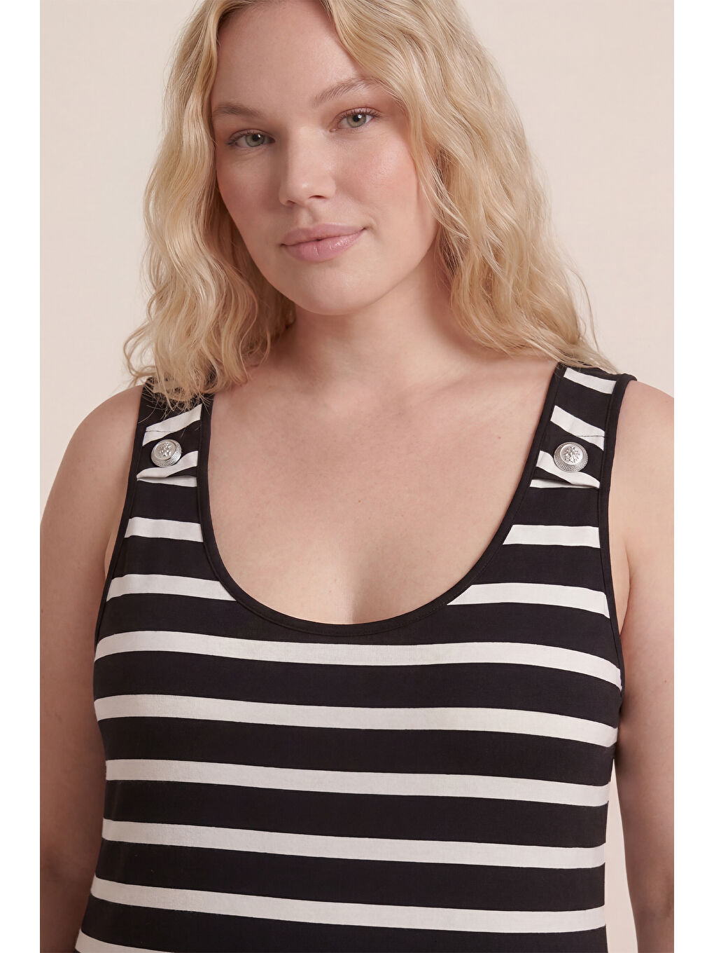 Siyah Düğme Detaylı Yırtmaçlı Örme Elbise-1