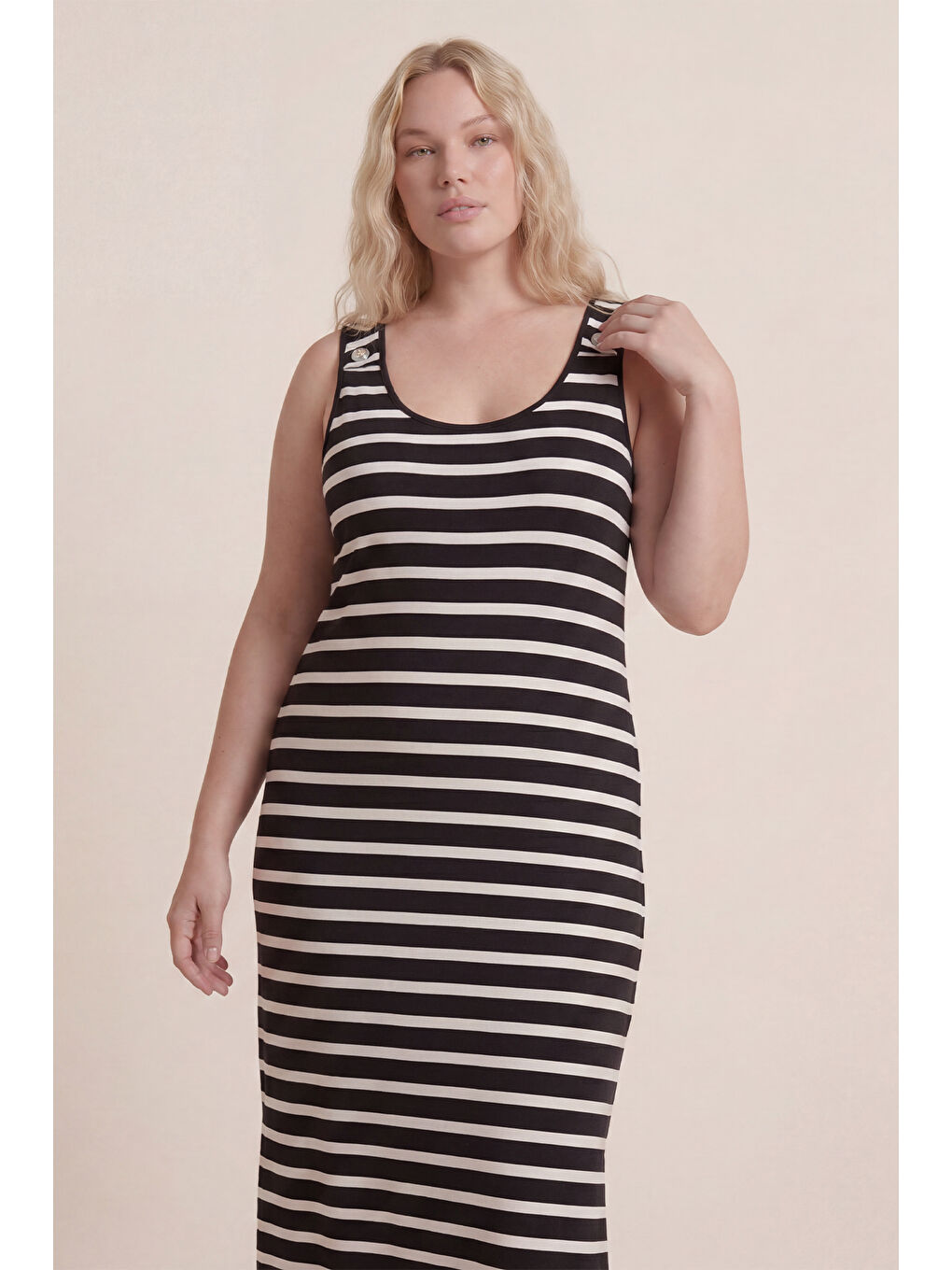 Siyah Düğme Detaylı Yırtmaçlı Örme Elbise-2