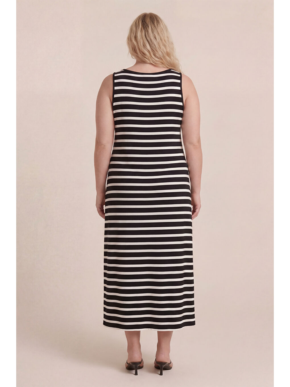 Siyah Düğme Detaylı Yırtmaçlı Örme Elbise-4