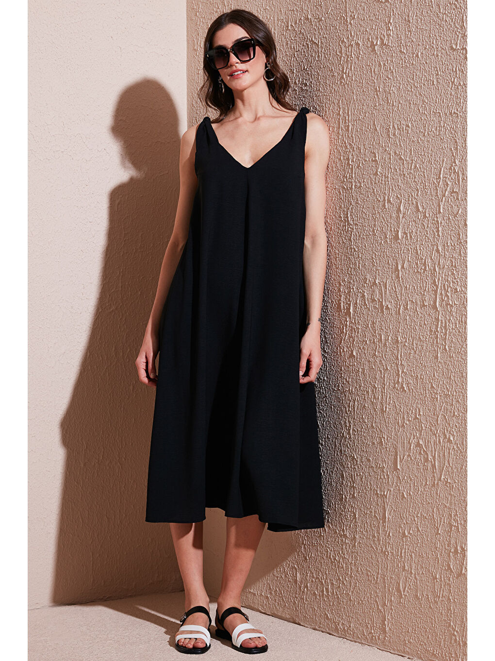 Siyah Oversize Fit V Yaka Midi Boy Basic Kadın Elbise 6788688-1