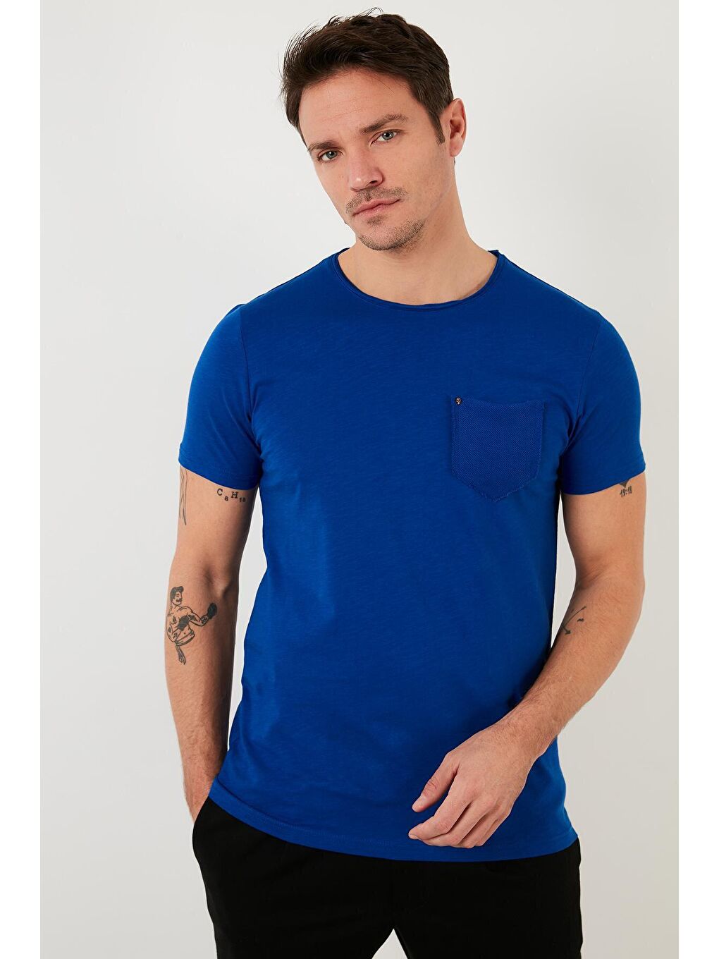 Mavi % 100 Pamuklu Slim Fit Bisiklet Yaka Cepli Tişört 5902000-2