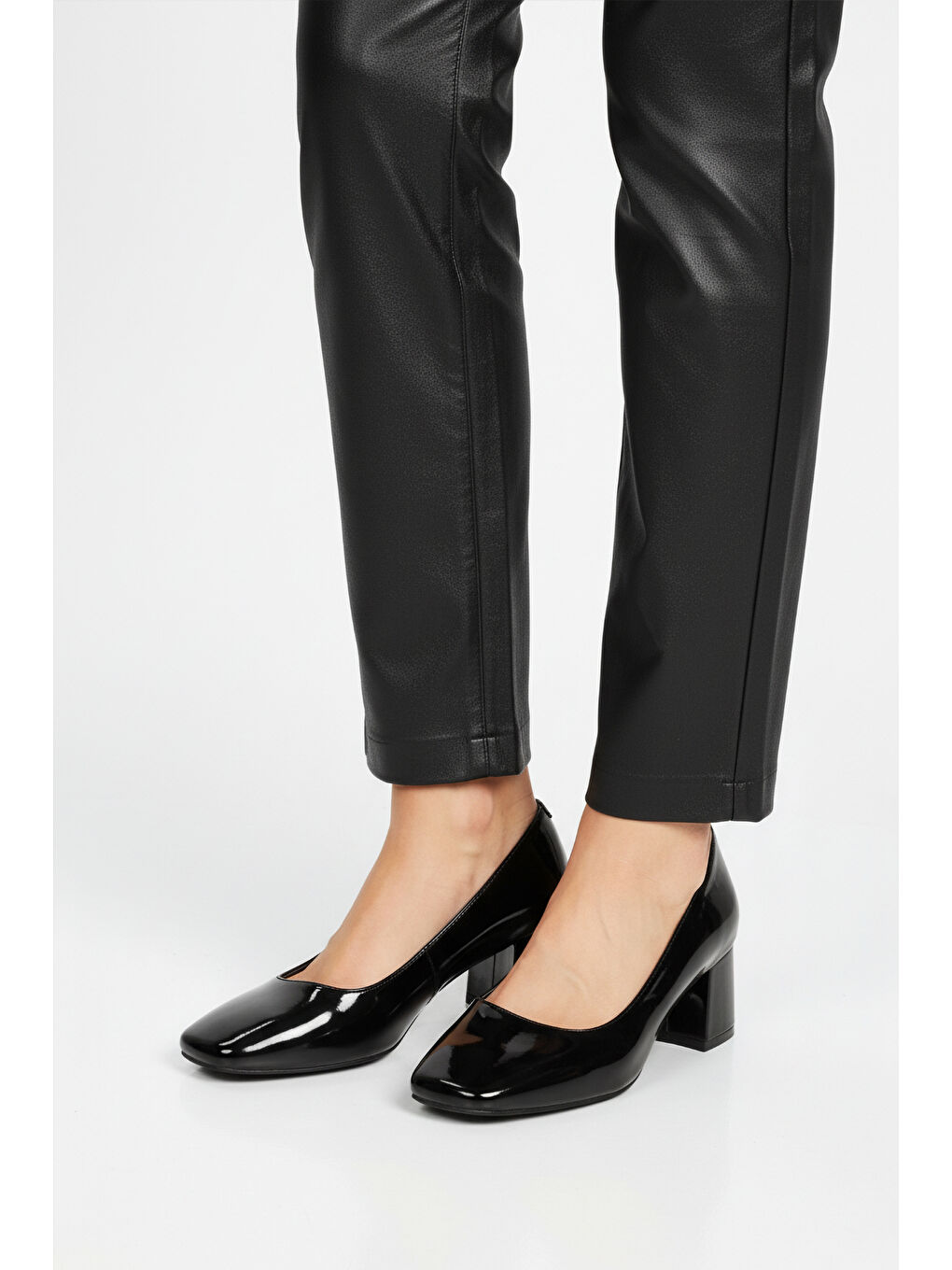 Siyah Rugan Kalın Topuklu Kadın Abiye Ayakkabı 695042 Z