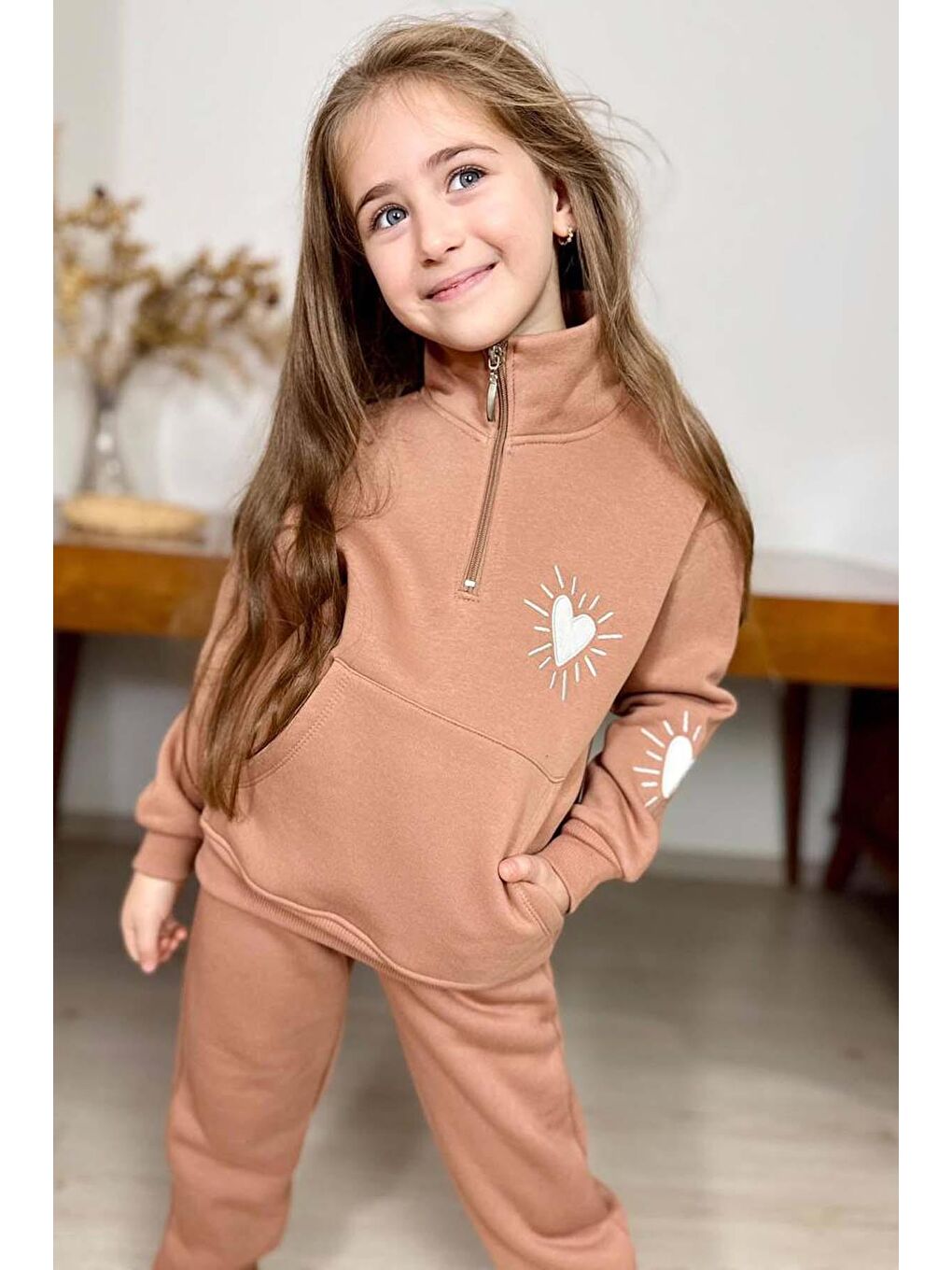 Kahverengi Kız Çocuk Kalp Emoji Baskılı Kanguru Cepli Fermuarlı Sweat Taba Eşofman Takım-1