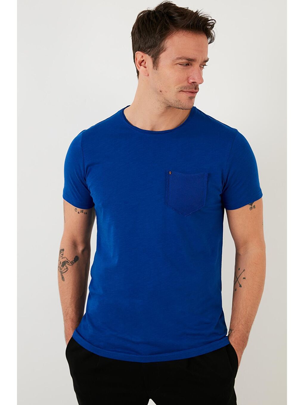 Mavi % 100 Pamuklu Slim Fit Bisiklet Yaka Cepli Tişört 5902000-3