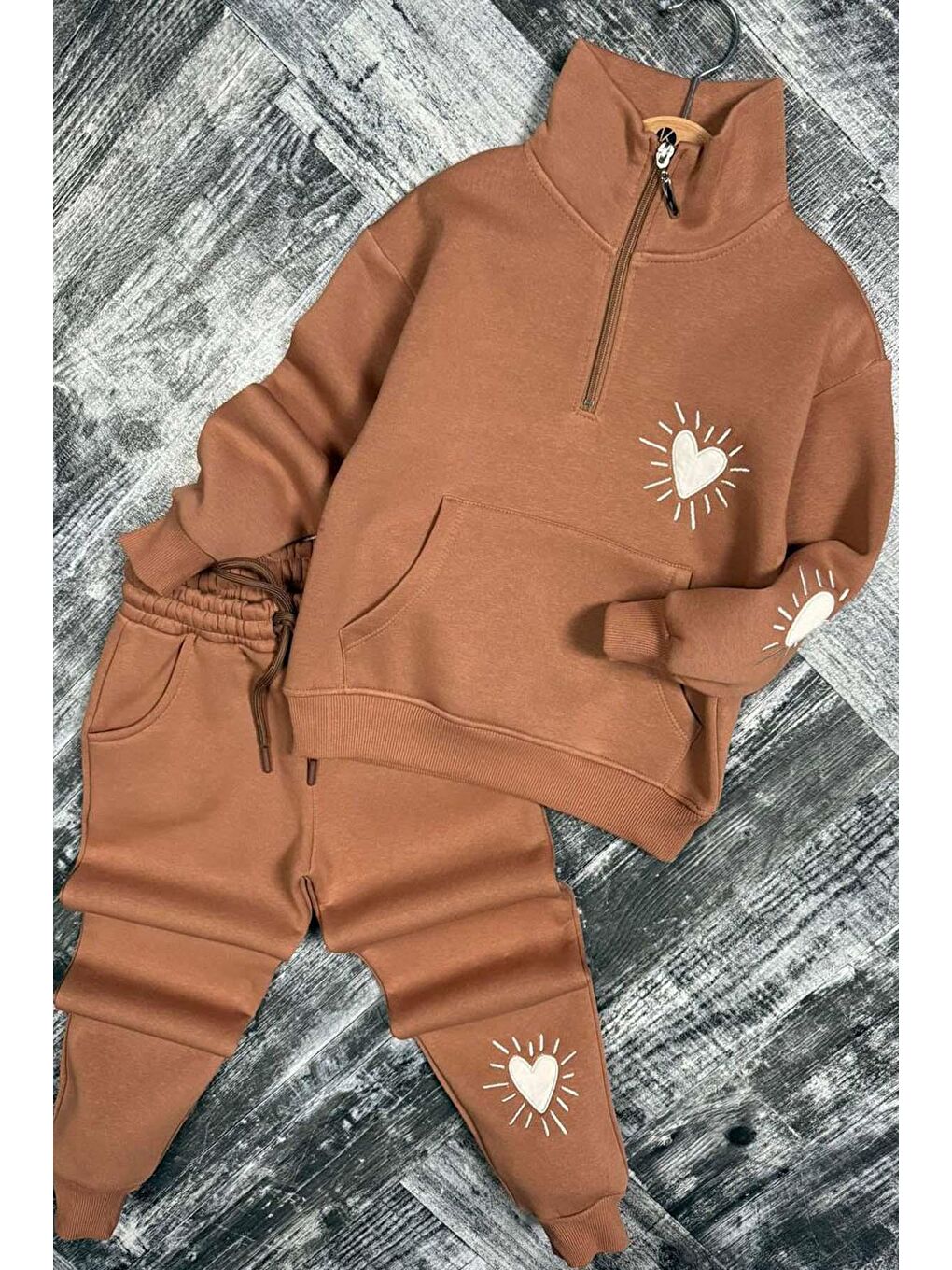Kahverengi Kız Çocuk Kalp Emoji Baskılı Kanguru Cepli Fermuarlı Sweat Taba Eşofman Takım-3