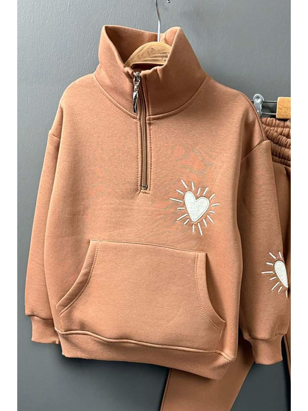 Kahverengi Kız Çocuk Kalp Emoji Baskılı Kanguru Cepli Fermuarlı Sweat Taba Eşofman Takım-4