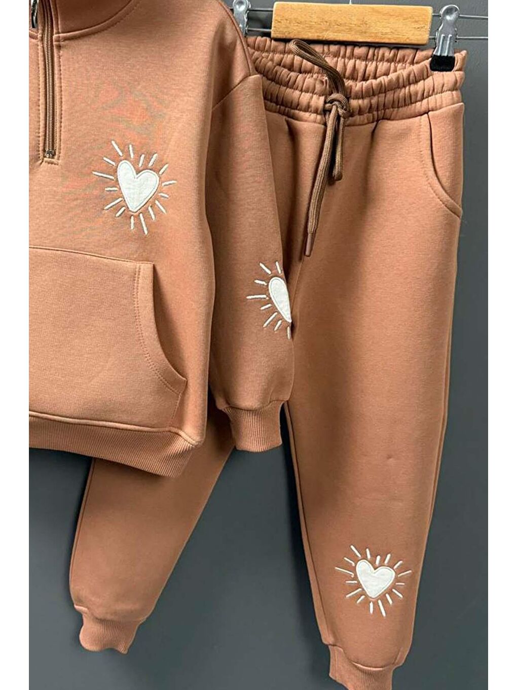 Kahverengi Kız Çocuk Kalp Emoji Baskılı Kanguru Cepli Fermuarlı Sweat Taba Eşofman Takım-5