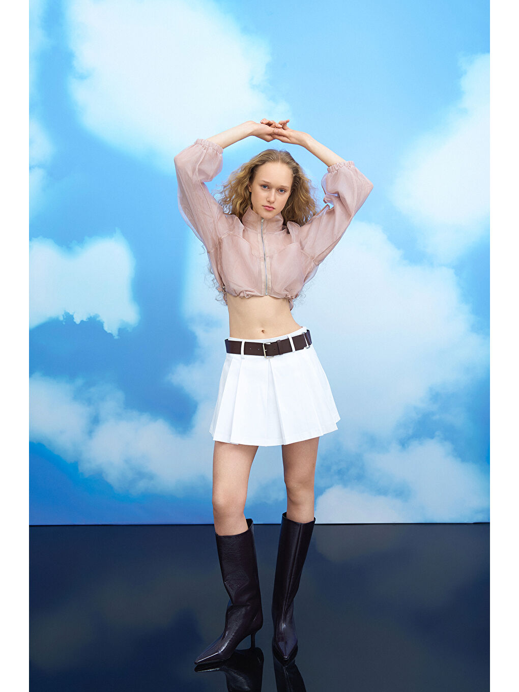 İçi Şortlu Kemer Aksesuarlı Pileli Mini Etek Beyaz