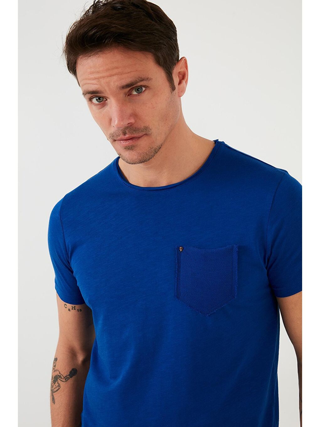 Mavi % 100 Pamuklu Slim Fit Bisiklet Yaka Cepli Tişört 5902000-4