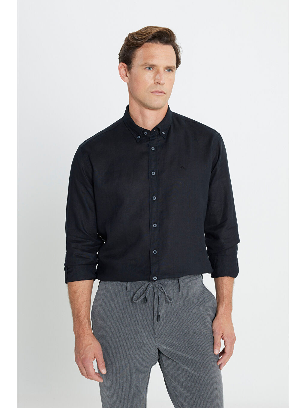 Erkek Siyah Comfort Fit Rahat Kesim %100 Keten Düğmeli Yaka Gömlek