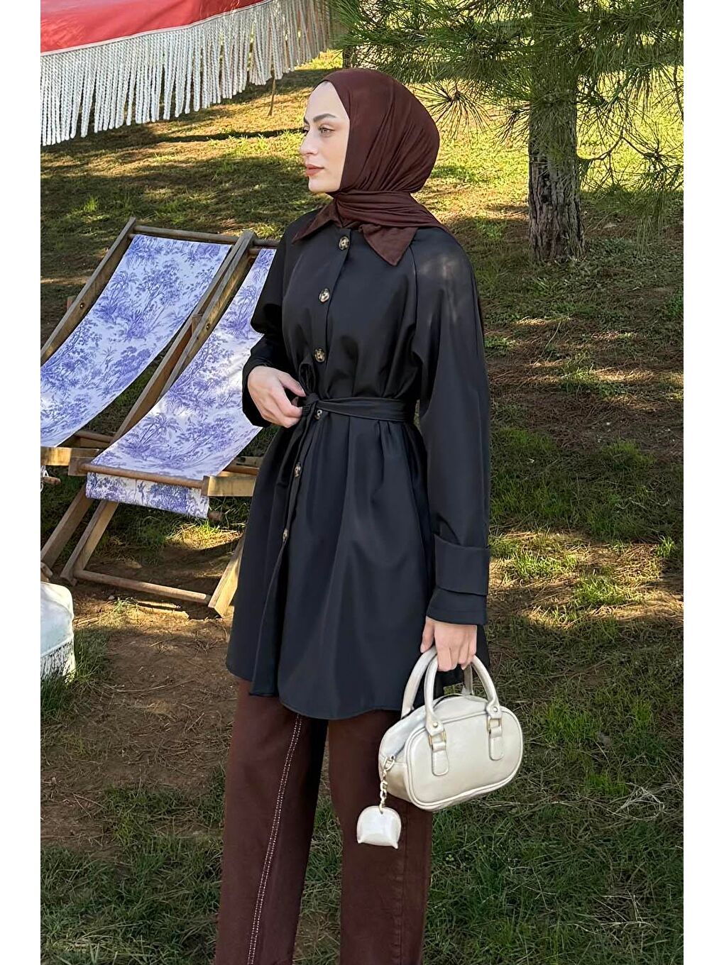 Yaka Detaylı Kısa Trençkot Siyah-1