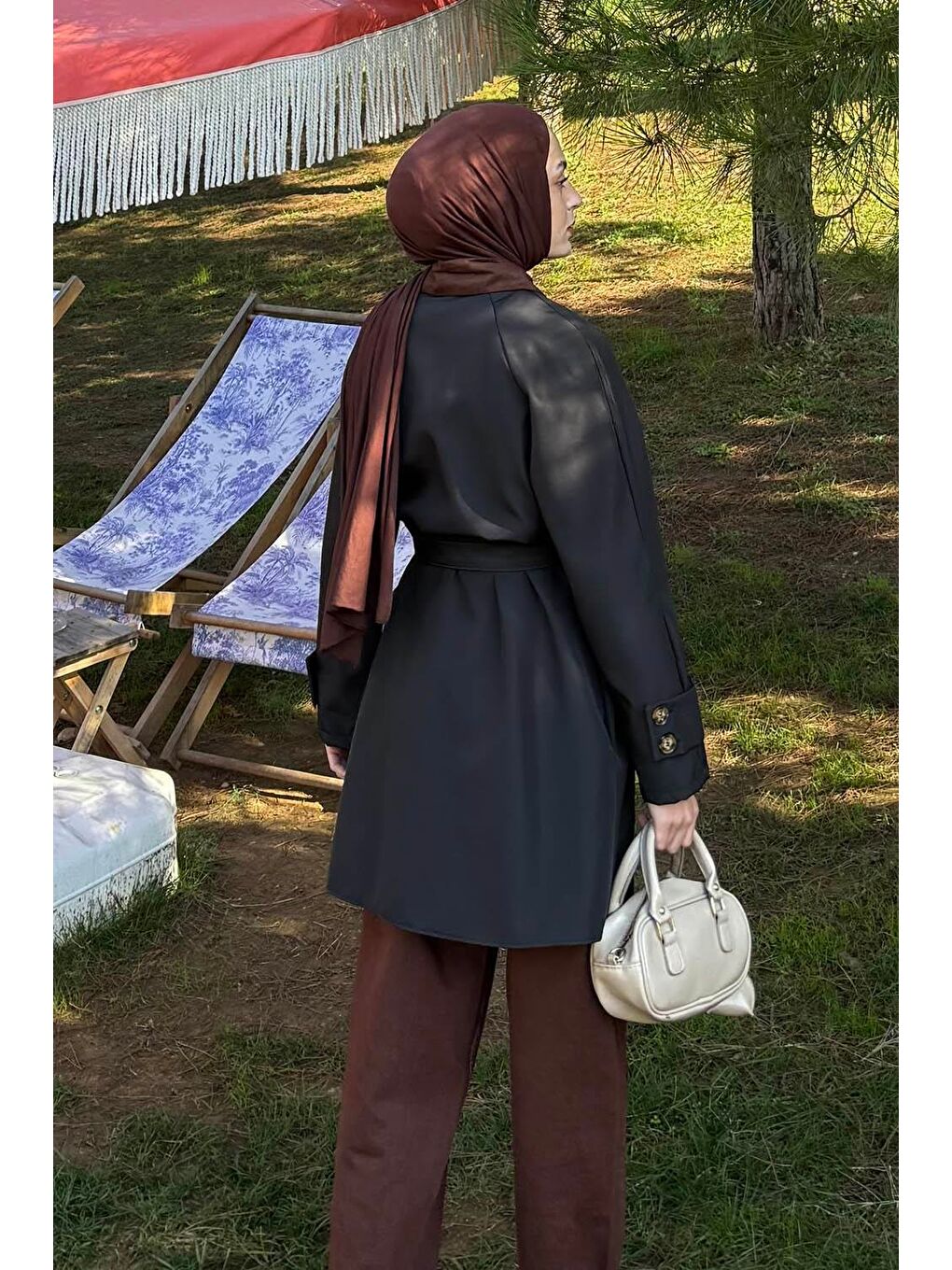 Yaka Detaylı Kısa Trençkot Siyah-3