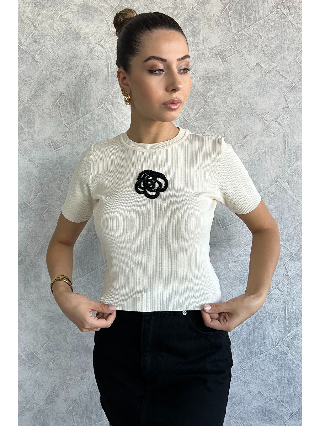 GÜLSELİ Ekru Kendinden Desenli Önü Gül İşlemeli Kadın Crop Top Bluz