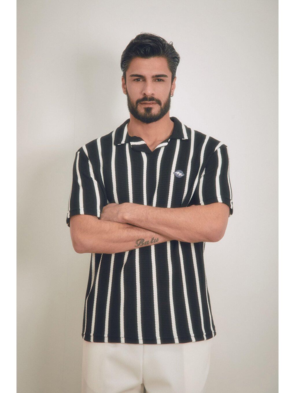 Beyaz Çizgili Nakışlı Polo Yaka Tişört-1