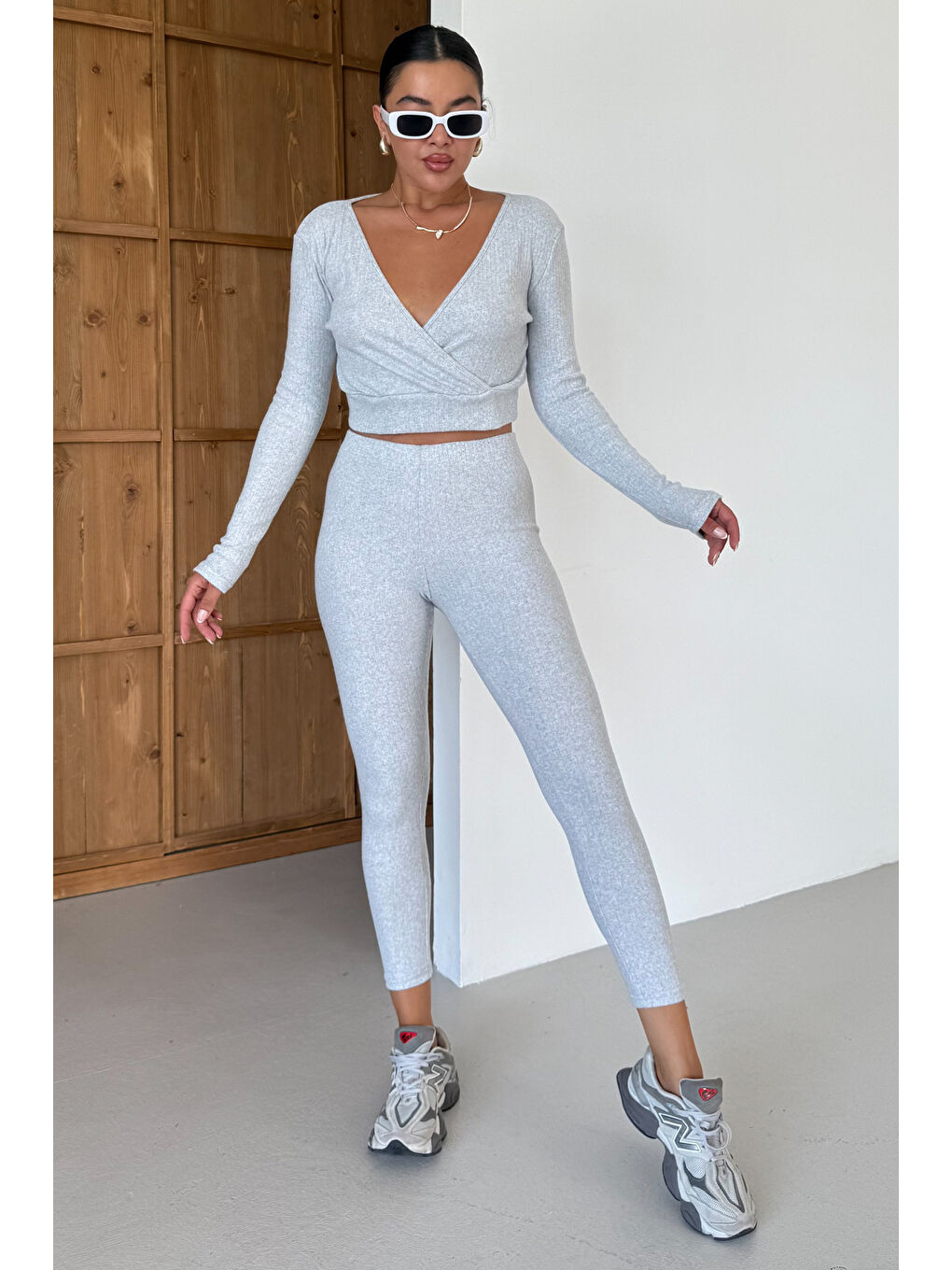 Kadın Gri Fitilli Kruvaze Yaka Crop Taytlı Takım