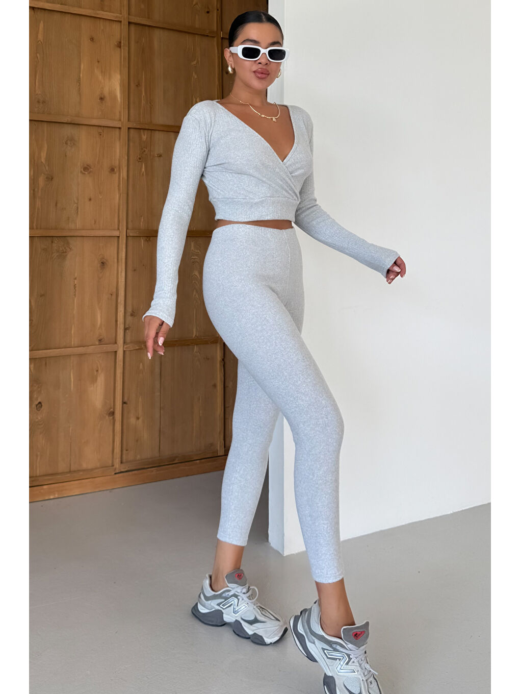 Kadın Gri Fitilli Kruvaze Yaka Crop Taytlı Takım-1