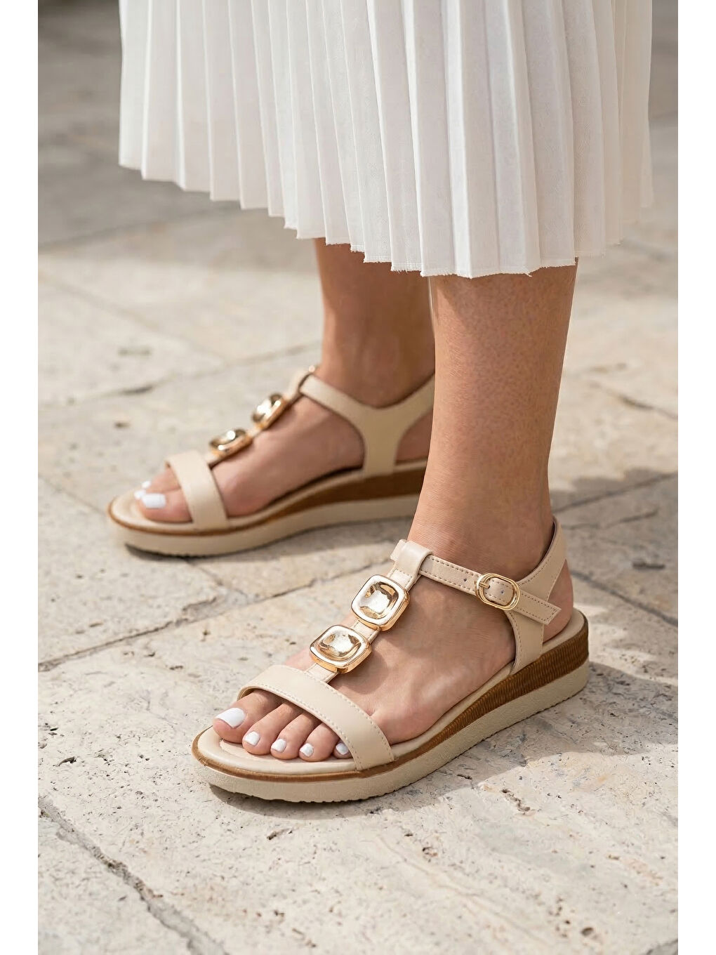 Bej D0761 Günlük Ortopedik Metal Aksesuarlı Kadın Sandalet-2