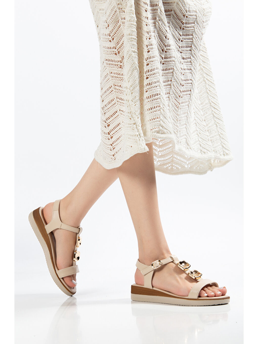 Bej D0761 Günlük Ortopedik Metal Aksesuarlı Kadın Sandalet-4