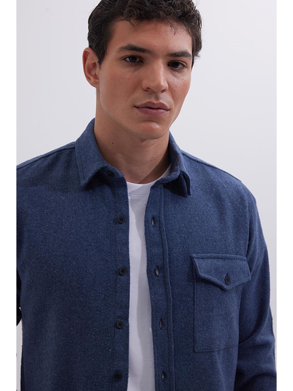 Erkek Slim Fit Tek Cep Kapaklı Düz Oduncu Spor İndigo Gömlek-1