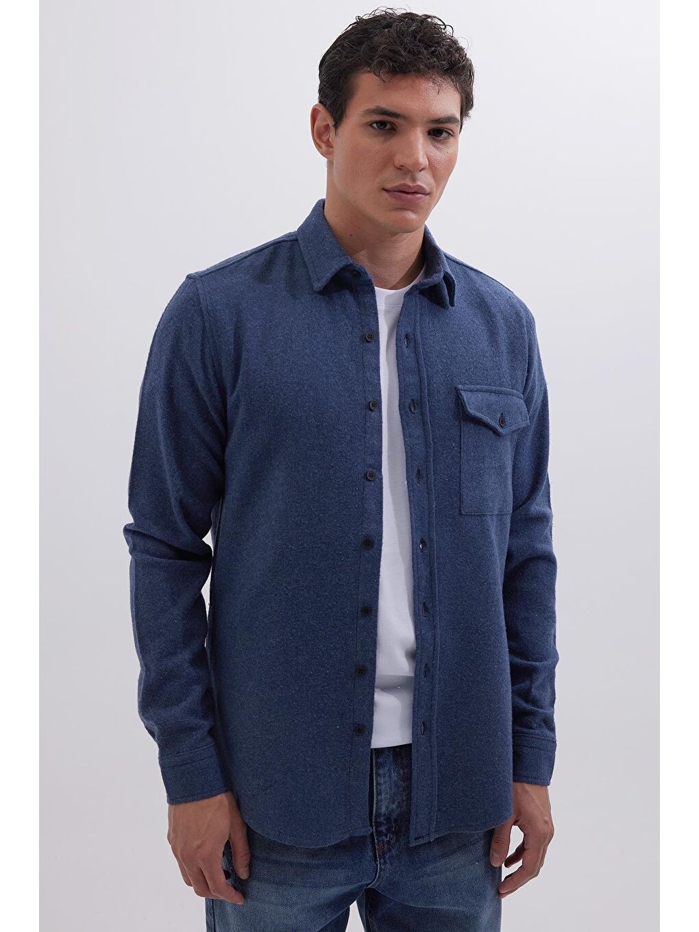 Erkek Slim Fit Tek Cep Kapaklı Düz Oduncu Spor İndigo Gömlek-4