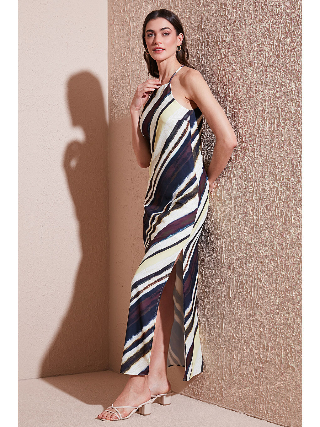 Kahverengi Batik Desenli Relaxed Fit Halter Yaka Yırtmaçlı Uzun Kadın Elbise 67810556-1