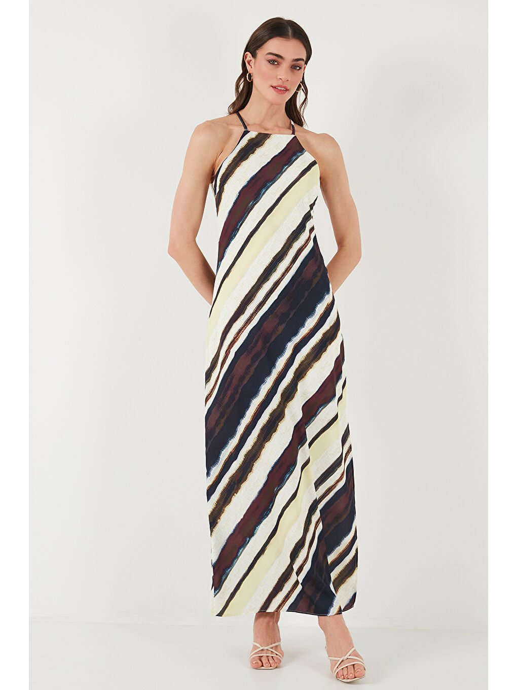 Kahverengi Batik Desenli Relaxed Fit Halter Yaka Yırtmaçlı Uzun Kadın Elbise 67810556-3