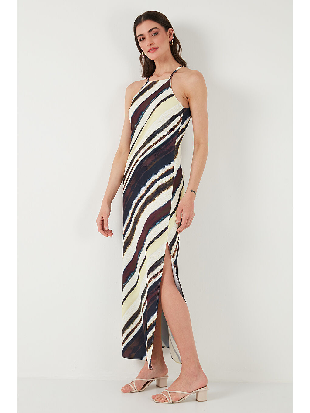 Kahverengi Batik Desenli Relaxed Fit Halter Yaka Yırtmaçlı Uzun Kadın Elbise 67810556-4