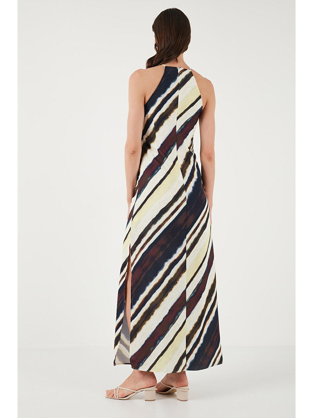 Kahverengi Batik Desenli Relaxed Fit Halter Yaka Yırtmaçlı Uzun Kadın Elbise 67810556-6