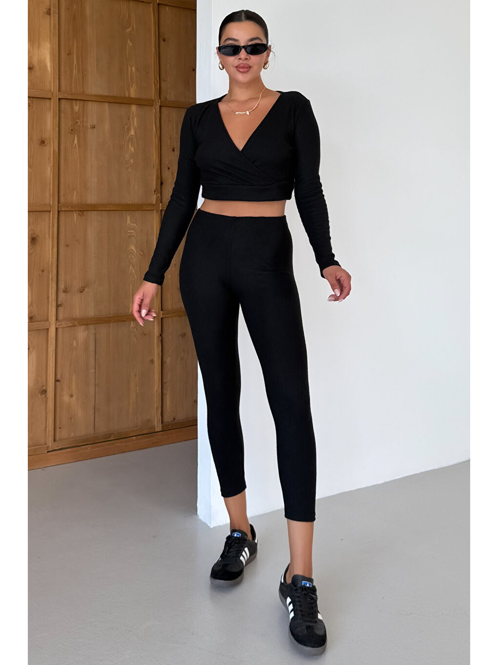Kadın Siyah Fitilli Kruvaze Yaka Crop Taytlı Takım