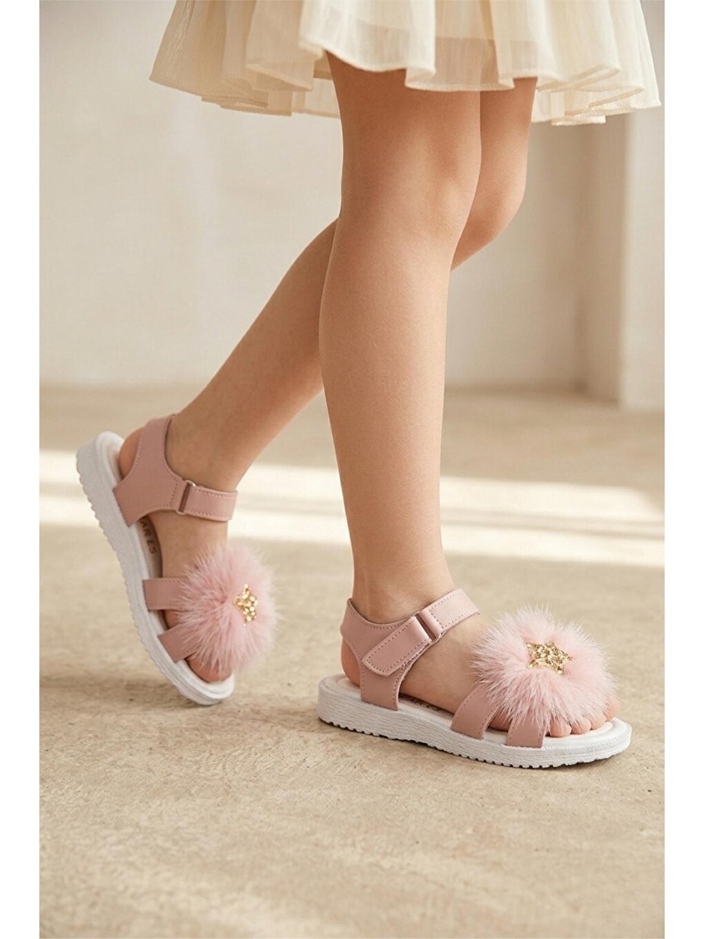 Pembe Ponys Kız Çocuk Tüy Ponponlu Yıldız Aksesuarlı Cırtlı Sandalet