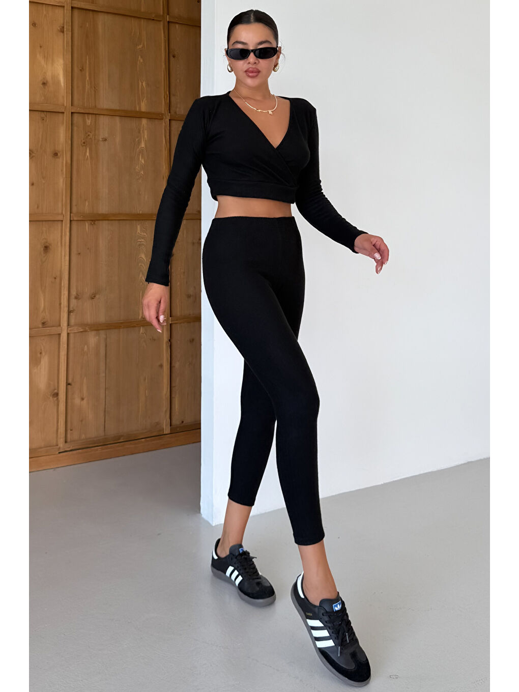 Kadın Siyah Fitilli Kruvaze Yaka Crop Taytlı Takım-1