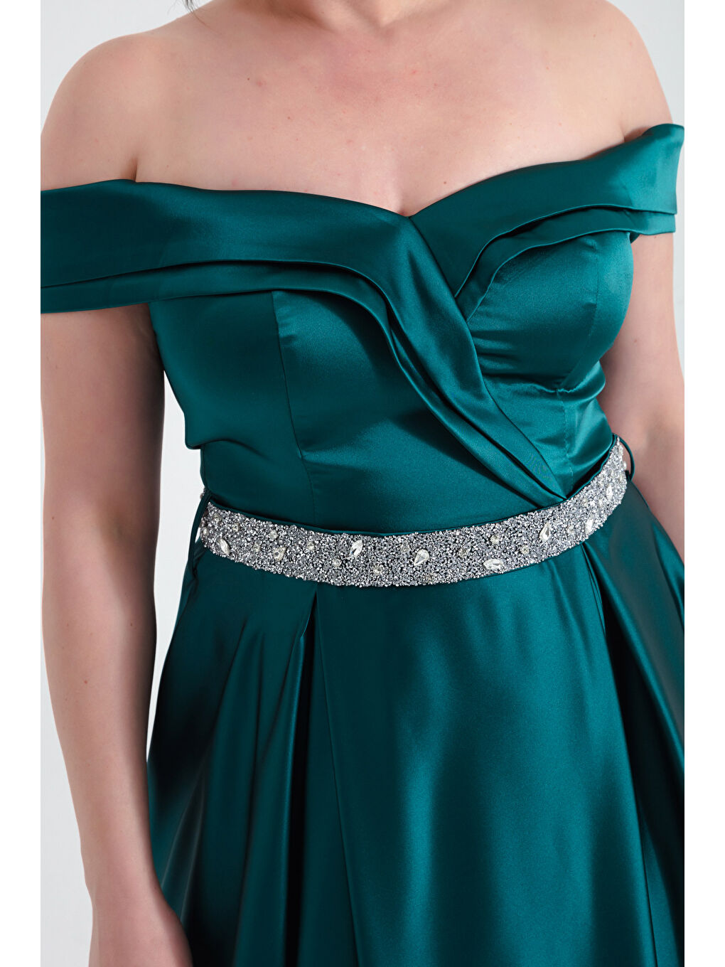 Kadın Zümrüt Yeşili Kayık Yaka Taşlı Kemerli Büyük Beden Abiye Elbise-3