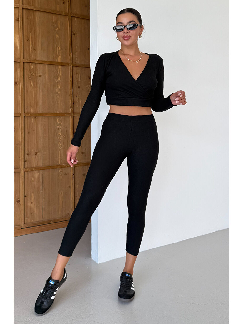 Kadın Siyah Fitilli Kruvaze Yaka Crop Taytlı Takım-2