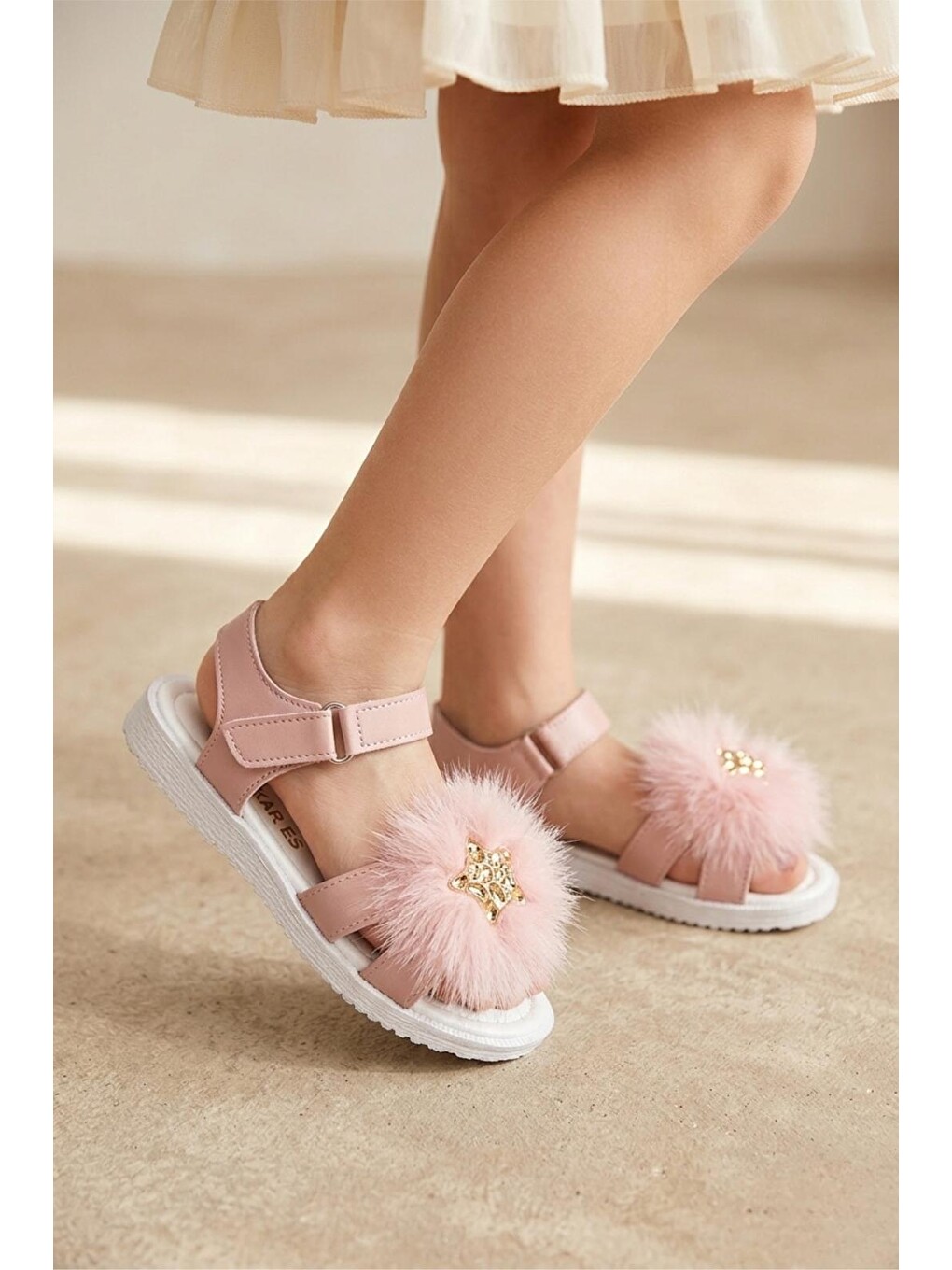 Pembe Ponys Kız Çocuk Tüy Ponponlu Yıldız Aksesuarlı Cırtlı Sandalet-1