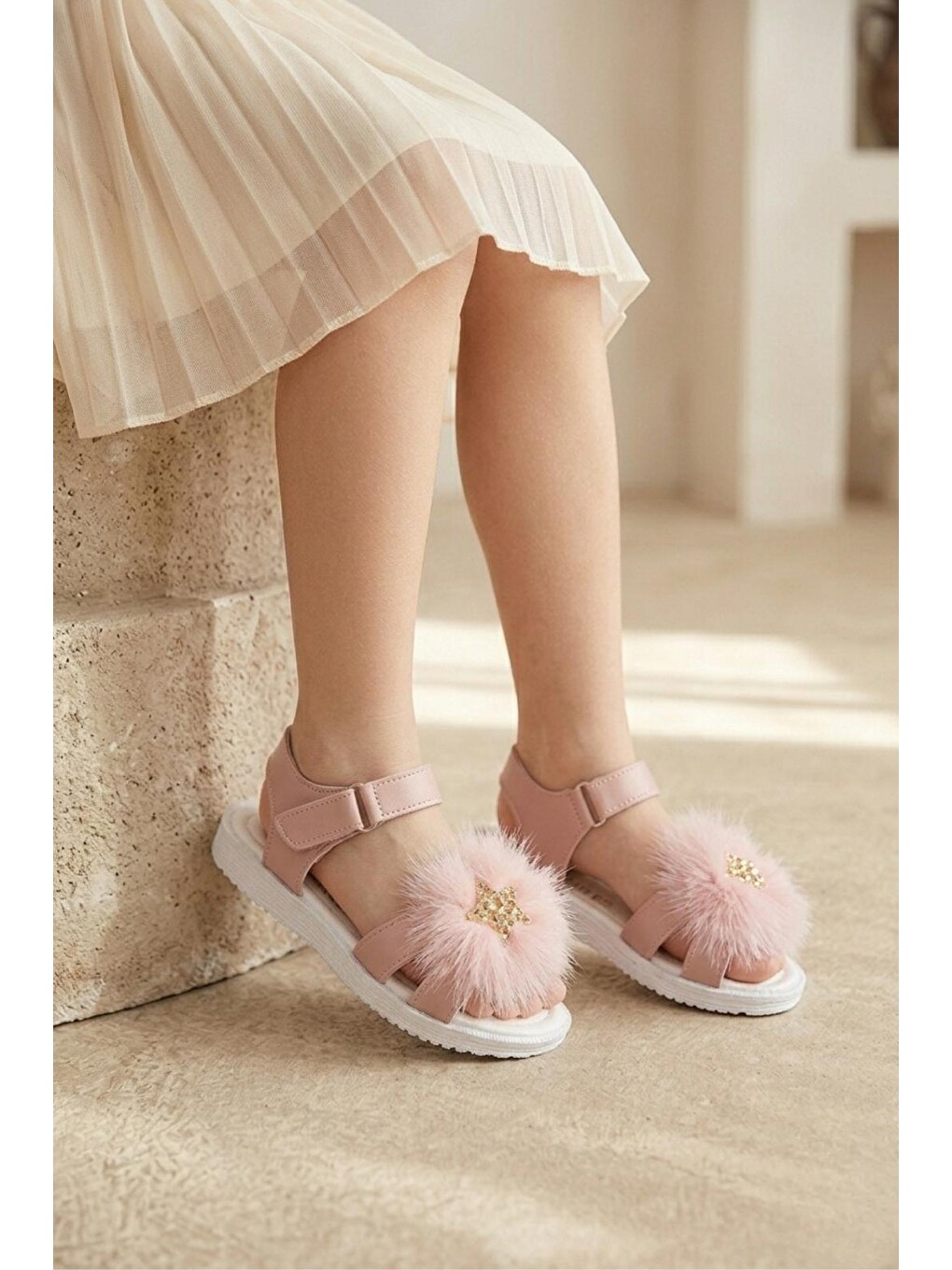 Pembe Ponys Kız Çocuk Tüy Ponponlu Yıldız Aksesuarlı Cırtlı Sandalet-2