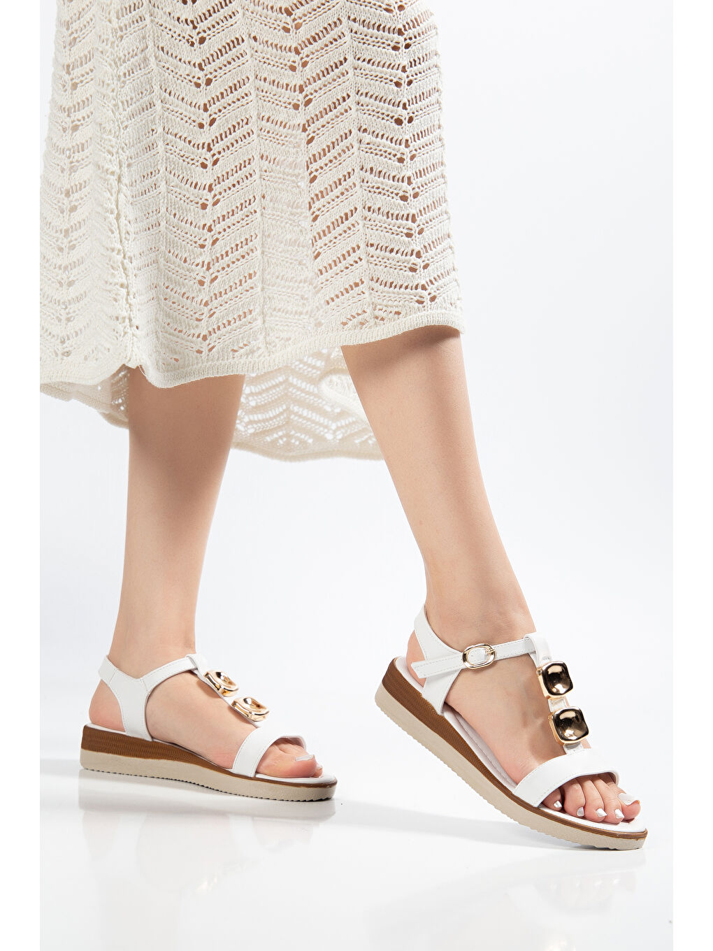 Beyaz D0761 Günlük Ortopedik Metal Aksesuarlı Kadın Sandalet-2