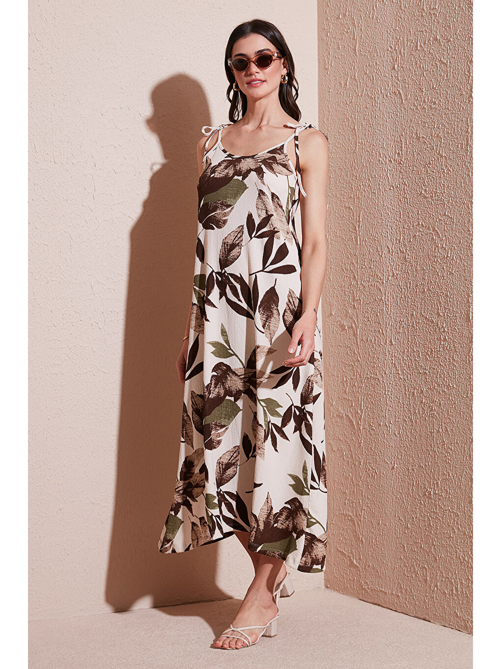 Sarı Desenli Oversize Fit Bağlamalı İp Askılı Yuvarlak Yaka Midi Boy Kadın Elbise 5869022-1