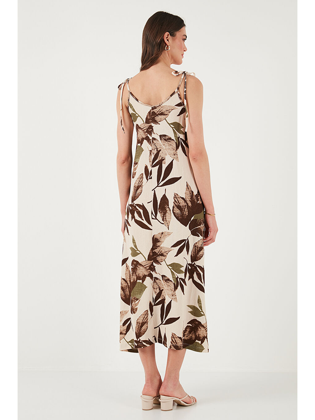 Sarı Desenli Oversize Fit Bağlamalı İp Askılı Yuvarlak Yaka Midi Boy Kadın Elbise 5869022-6