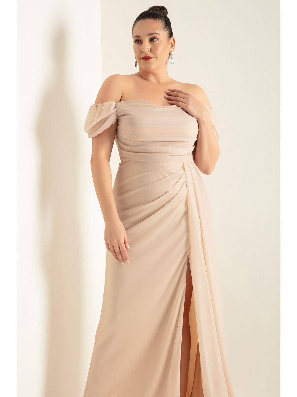 Kadın Bej Kayık Yaka Drapeli Yırtmaçlı Uzun Simli Abiye Elbise-1