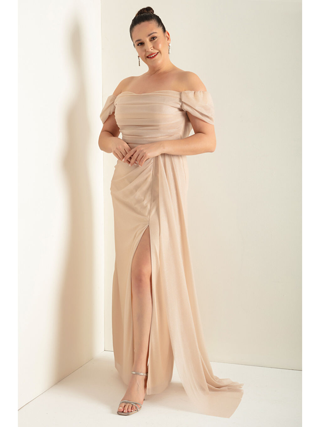 Kadın Bej Kayık Yaka Drapeli Yırtmaçlı Uzun Simli Abiye Elbise-2