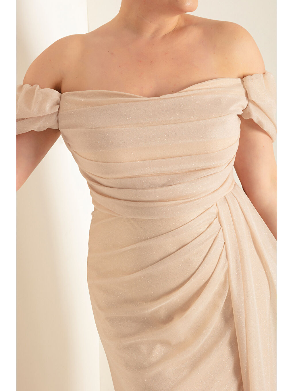 Kadın Bej Kayık Yaka Drapeli Yırtmaçlı Uzun Simli Abiye Elbise-3