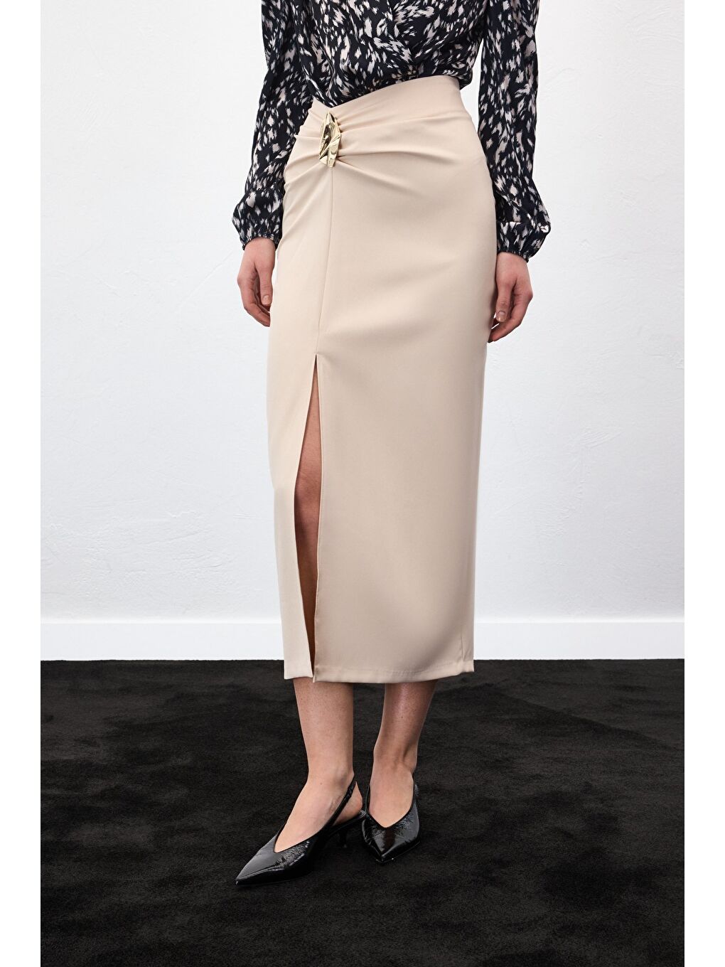 Gold Yan Aksesuarlı Etek - Bej-4