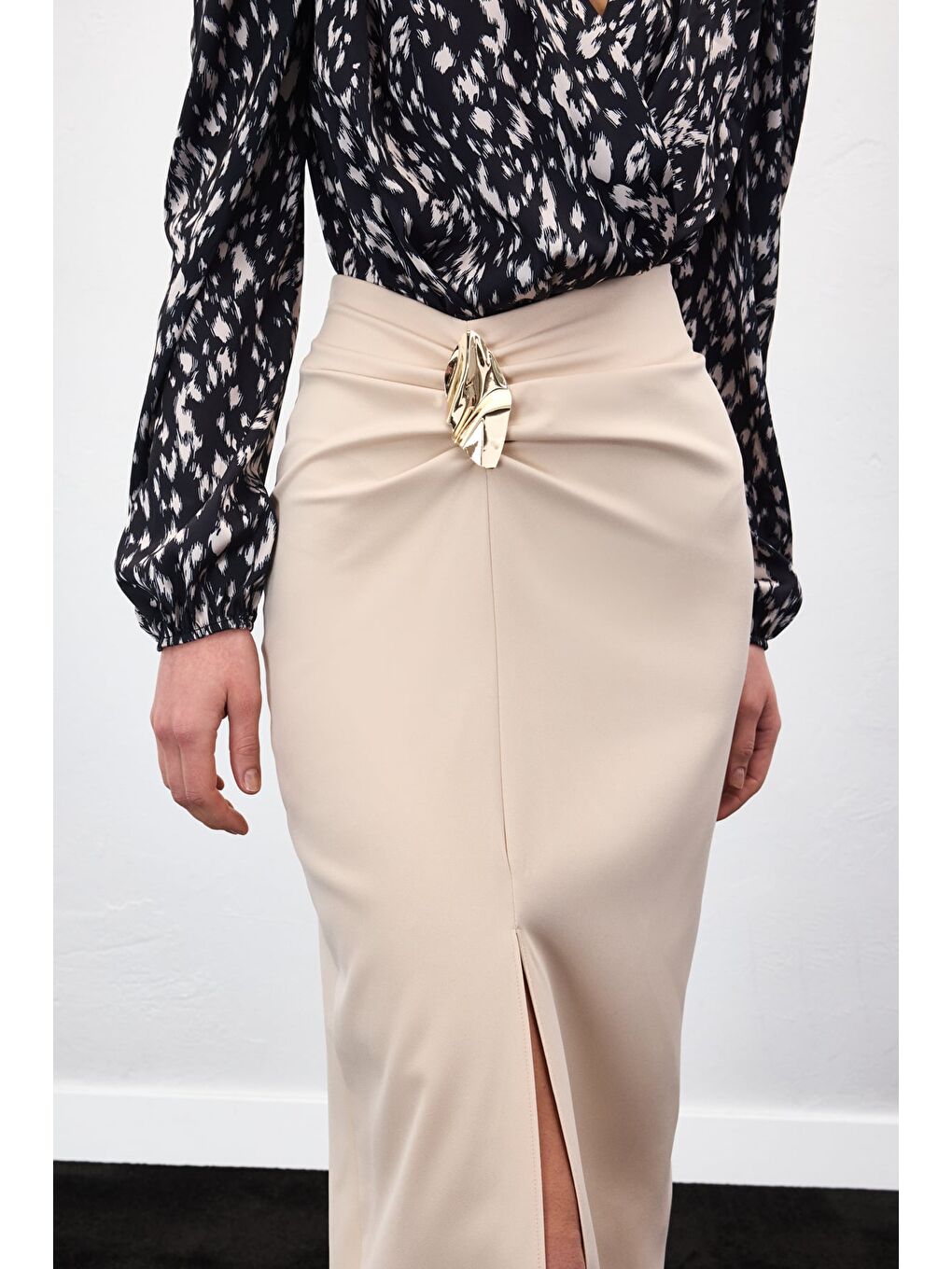 Gold Yan Aksesuarlı Etek - Bej-5